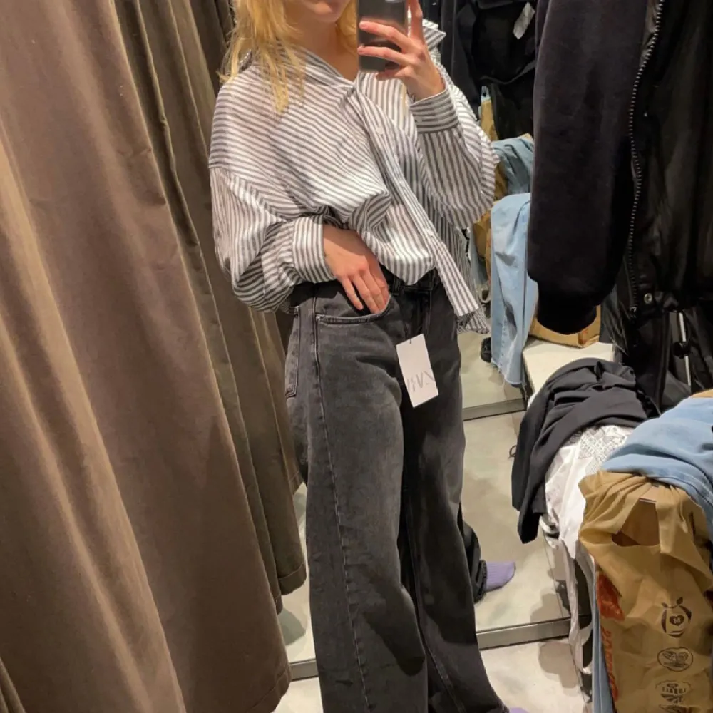 En oversize randig skjorta från Zara med blåa ränder. Aldrig använd och prislappen kvar! Säljes pga fel modell💓 INGÅR FRAKT I PRIS🙌🏼. Skjortor.