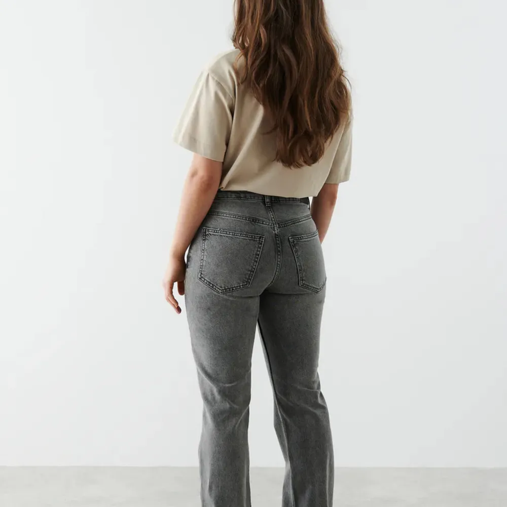 Grå midwaist jeans från Gina petite, oanvända, passar s/xs, säljer då jag redan har ett par likadana🩷. Jeans & Byxor.