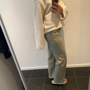 Mönstrade jeans - Säljer dessa coola jeans med grönt mönster på! Sitter midrise, kan även has mer lågmidjat. Fållat upp slutet på jeansen så är bra i längd.