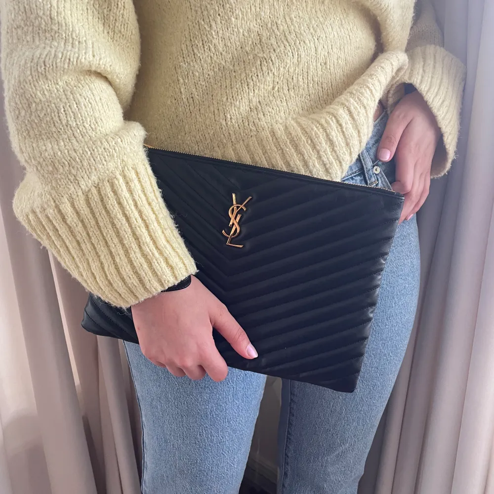 Säljer en nästan helt oanvänd YSL clutch. Inga skador både utvändigt och invändigt. Med både kartong och tillhörande påse. Kan skicka fler bilder vid intresse och även koden i väskan för äkthetsbevis. (Nypris 8100kr) 💕💕. Väskor.