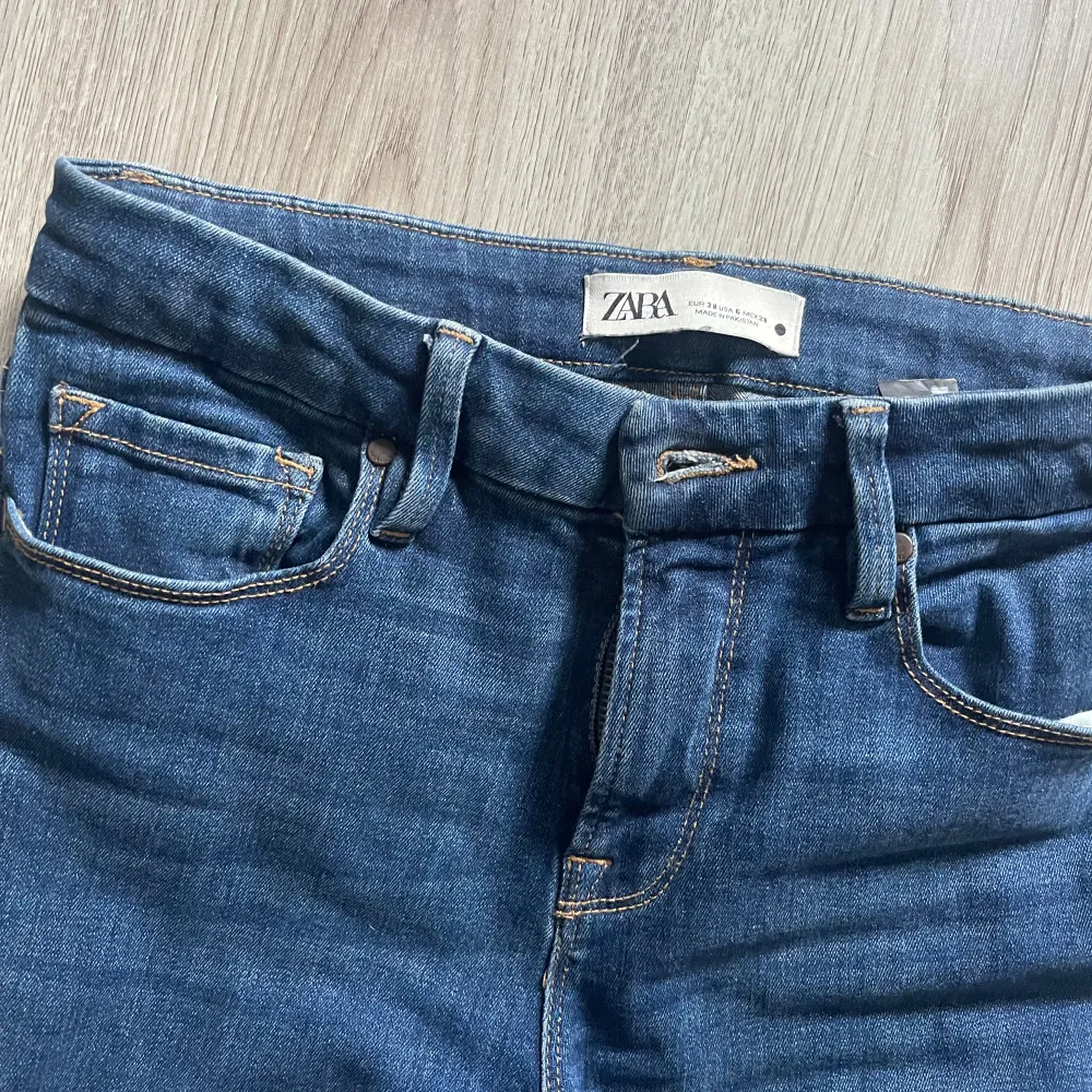 Zara jeans som ej kommit till användning😊 stretchigt material och bra längd på mig som har 165 och s! Inga skinnyjeans utan dem är tajta i låren och går sedan ner naturligt till vaderna och fötterna💓. Jeans & Byxor.