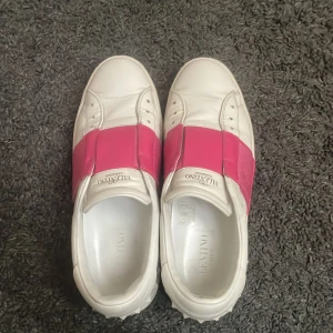 Valentino garavani skor, bra skick utan defekter. Säljer för att de inte kommer till användningen - Valentino garavani, storlek 39