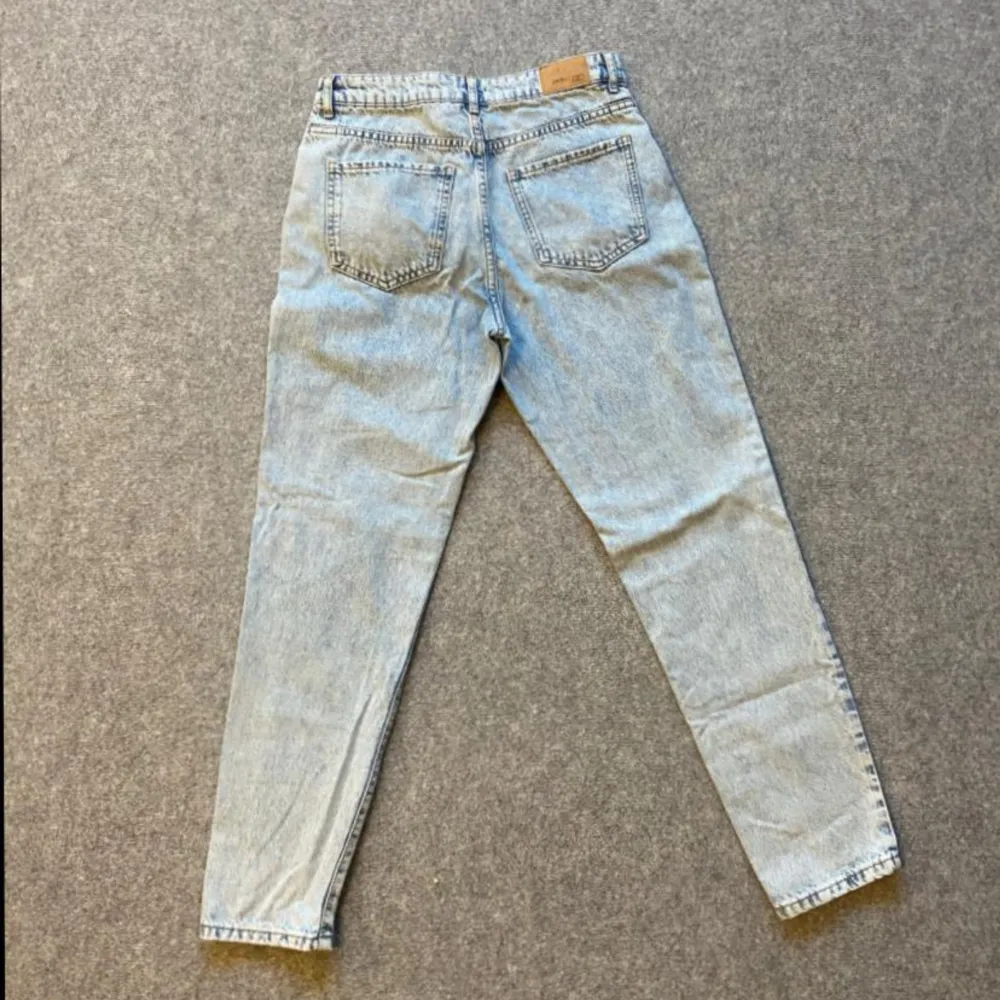 Gina tricot baggy denim jeans som är ljusblå med 4 fickor. Jeans & Byxor.