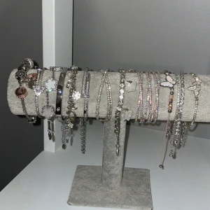 Armband - Säljer nu alla dessa fina armband tillsammans för priset då jag gått över till guld, skriv gärna vid närmare bilder eller något annat ni undrar över! De är inte äkta och de flesta är köpta på shein. Den i mitten med fjärilar är dock en fotkedja💕