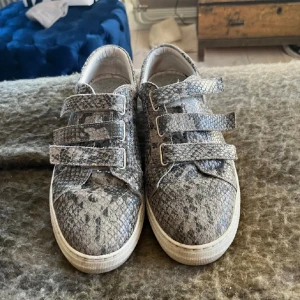 balla skor - snygga skor som inte kommer till användning, köpa här på plick ifrån j.lindberg💕