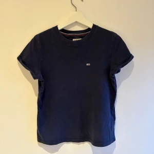 Tshirt - Blev använd några gånger under sommaren. Dammig av att ligga i gaderoben. Passar från xs-s