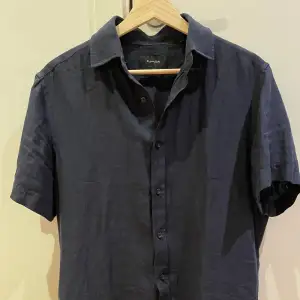 En kortärmad linne skjorta, grymt skick använd på sin höjd 5 gånger.
