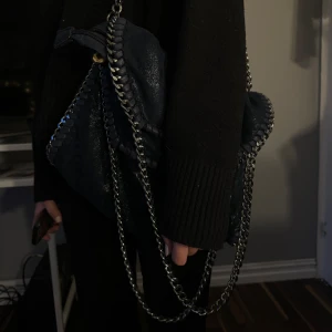 Stella mccartney liknande väska - Skitsnygg mörkblå väska som är identisk med den iconiska stella mccartney väskan. ❤️