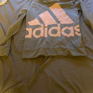 Addidas tjocktröja  - Grå gant tjocktröja i Bra skick. 
