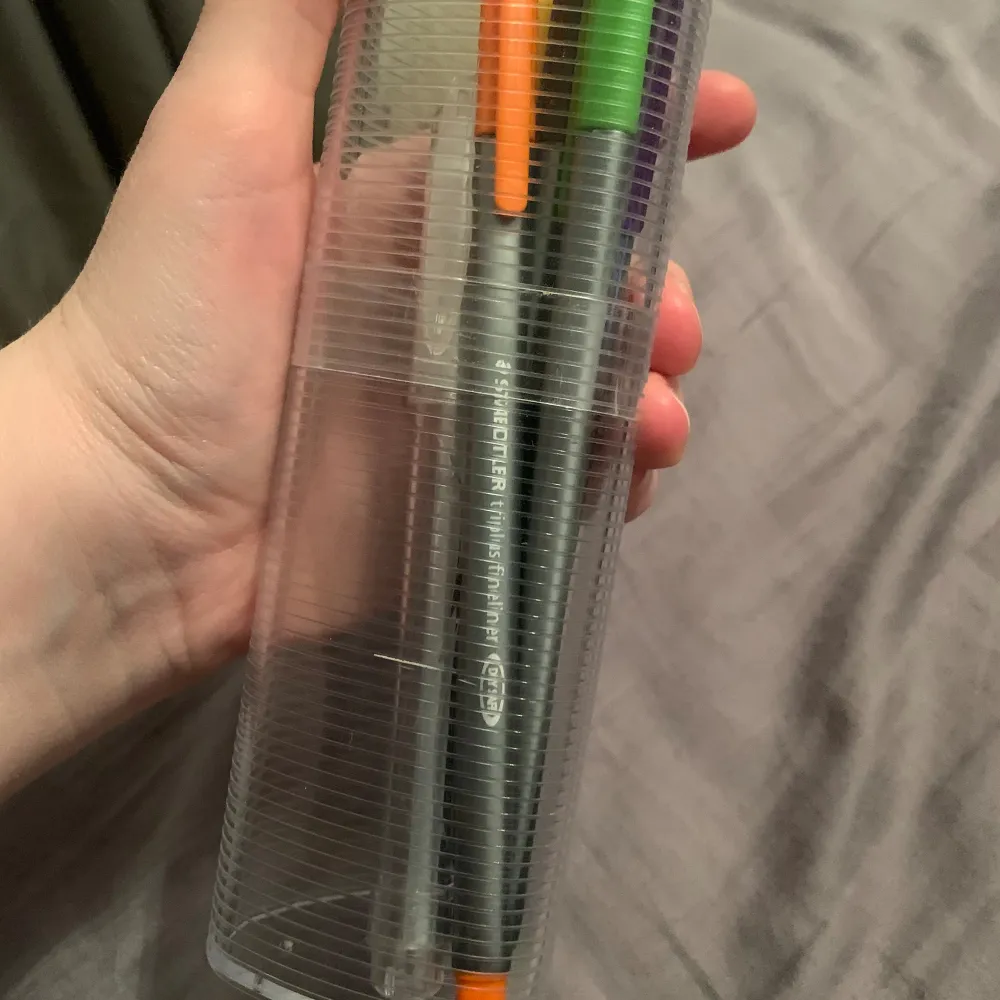 Några pennor.   Det är:  1 mörk grön  1 ljus grön  1 brun  1 gul  1 orange  1 lila  1 röd  och 1 silver . Övrigt.