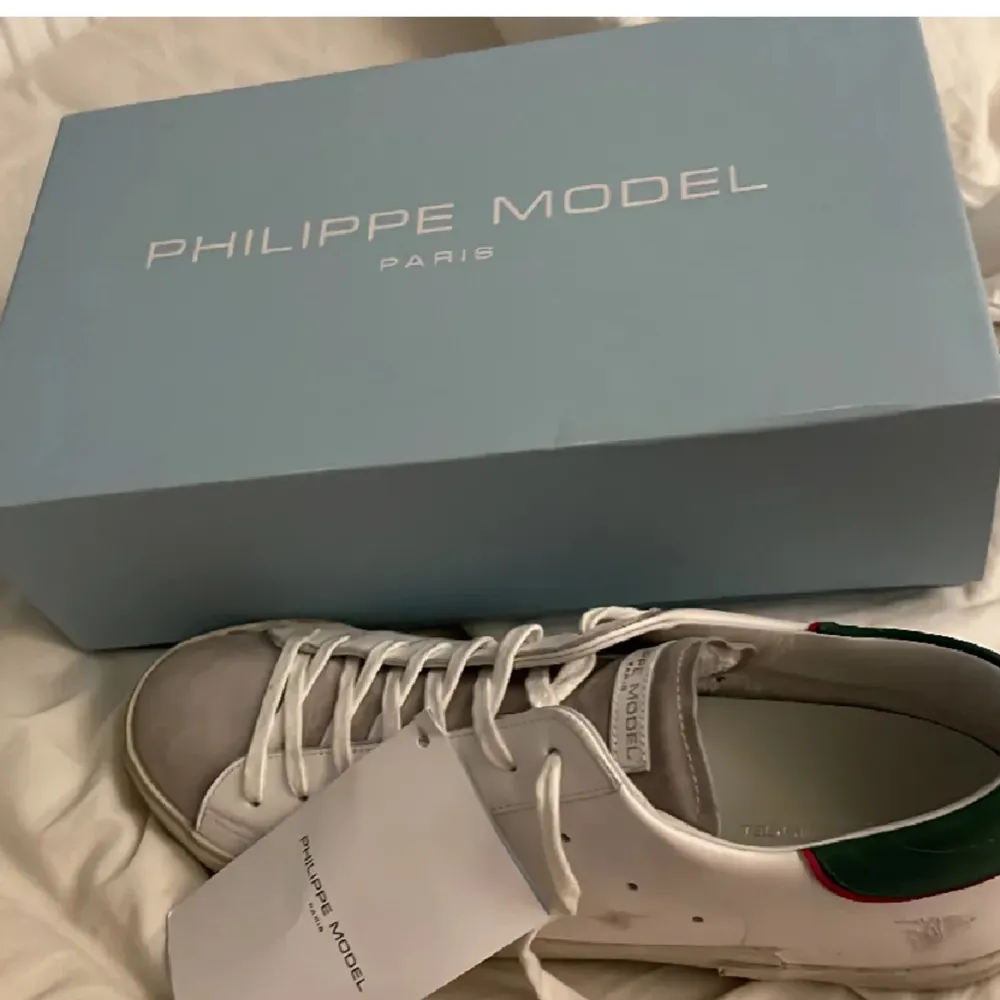Hej, säljer nu dessa riktigt feta Philippe modell skor, skicket är 9/10, nypris runt 3700 mitt pris 2399, storlek 45, hör av er vid frågor eller funderingar, mvh Carl . Skor.