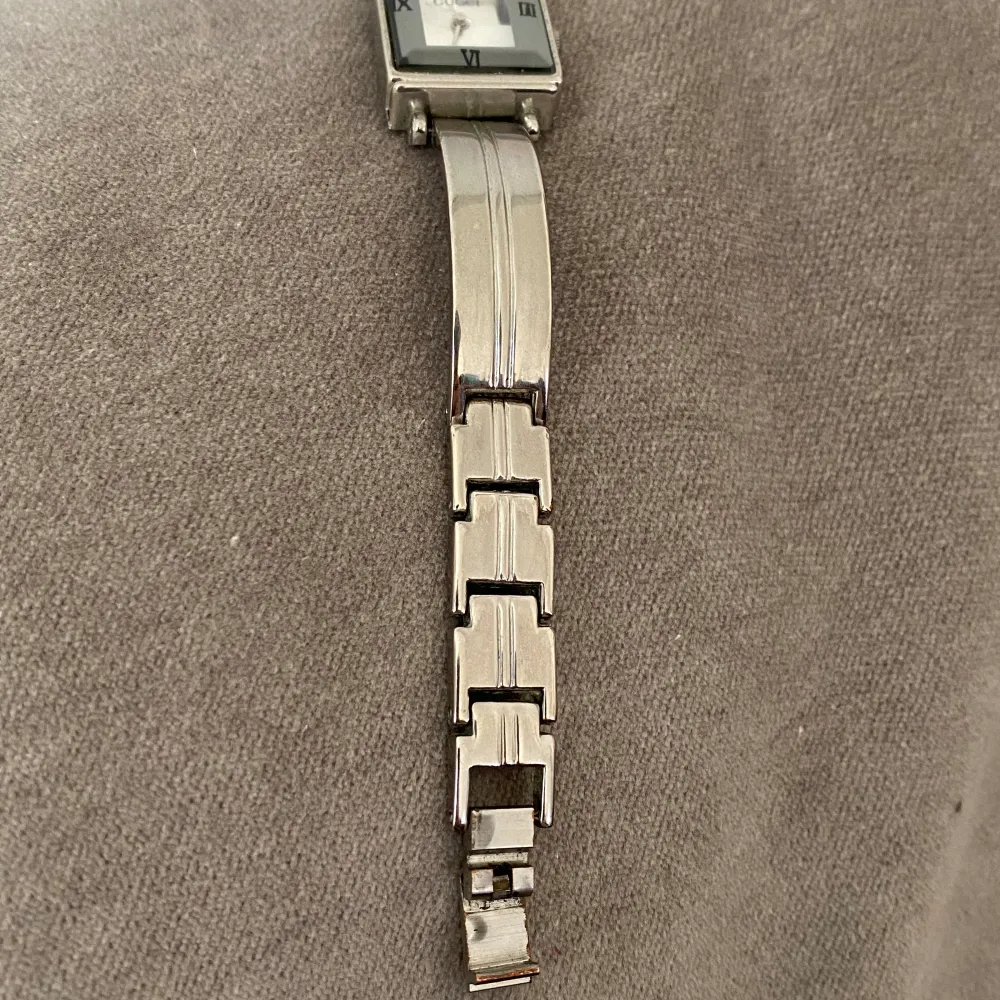 Jätte fint och elegant klocka som jag köpt på second hand, ca 19 cm 🌸 Batteriet funkar och klockan tickar. Accessoarer.