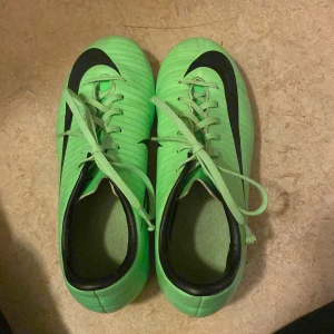 Nike Fotbollsskor  - jag vill sälja de för att de är för små för mina fötter. Jag vet ej vad jag ska göra me de så att jag vill sälja de. De är helt nya och är sjöna att ha på sig. 