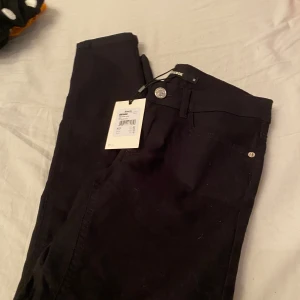 nya jeans  - storlek S passar också xs. helt nya från bikbok. kan ej vissa hur dom sitter på, men du kan få fler bilder. köpta för 299