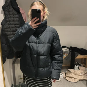 Svart dunjacka  - Dunjacka i hyfsat skick! Lite skavanker, där av priset. Har dock inte testat att tvätta bort! Passar Xs - M (är en storlek M) 