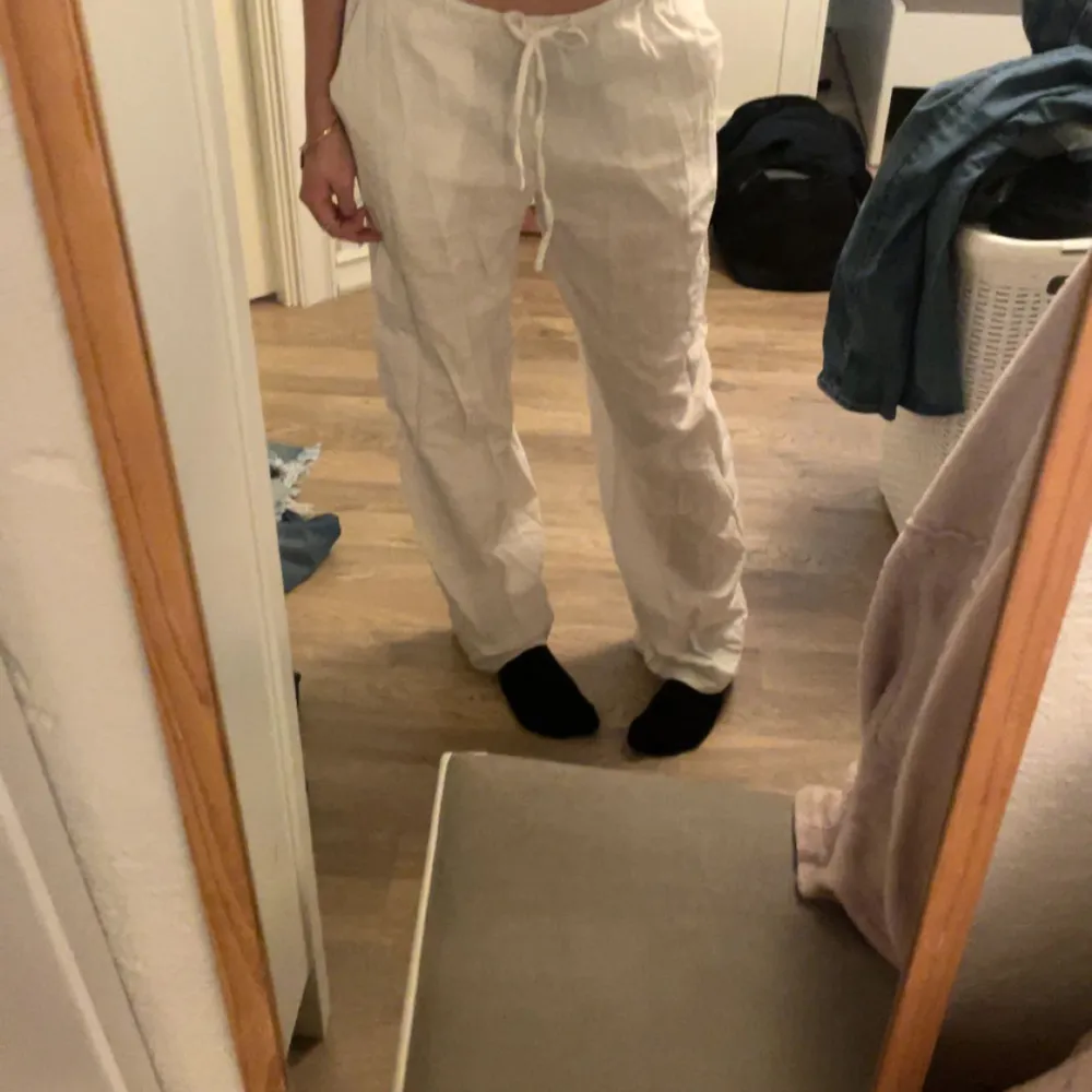 Fina vita linne byxor från gina tricot men kommer inte lika mycket till användning längre💕 jag är 170 cm. Jeans & Byxor.