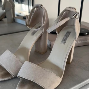 Klackskor - Biege klackskor ifrån Nelly! Använda ute en gång under Studentbalen (därav smutsen). Men ligger nu bara och dammar😁 100kr +frakt 