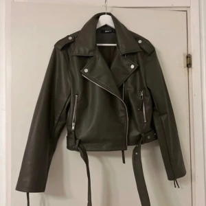 Gina tricot skinn jacka  - Helt ny oversized ”skinnjacka” från Gina tricot i storlek XS. Säljer den pga den är för stor på mig annars super fin!  