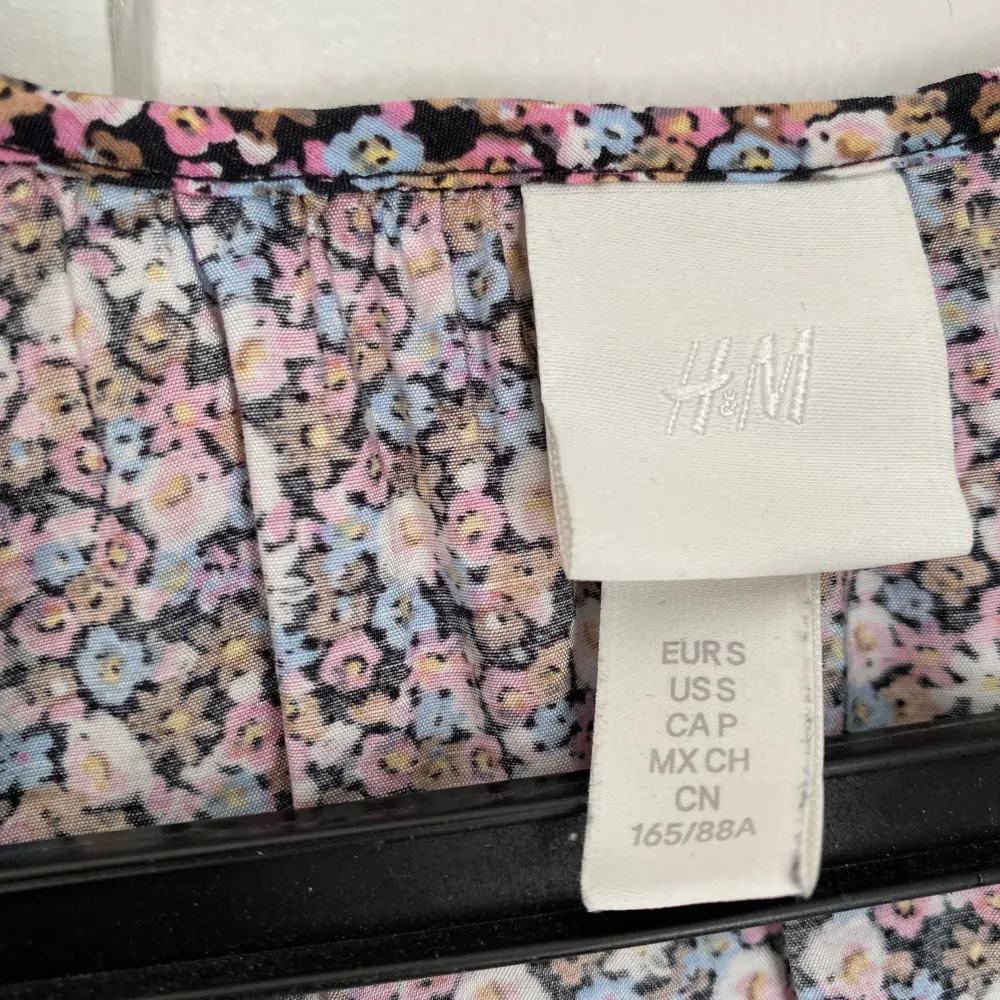 Blommig klänning som slutar ovanför knäet, med lång ärm. Från H&M, strl S. Sparsamt använd, fint skick. . Klänningar.