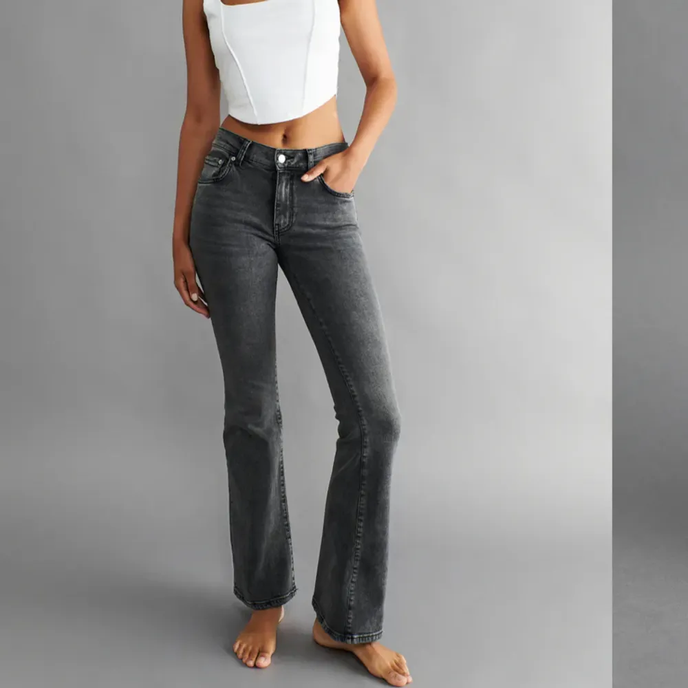 säljer dessa jenas från GinaTricot, lågmidjade och använda fåtal gånger☺️☺️ storlek 38. Jeans & Byxor.