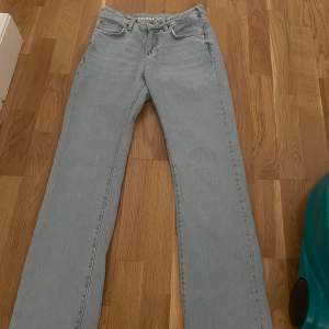 Snygga jeans från bikbok i ljusblå färg. I bra skick, dem är lågmidjade och raka i benen. Säljer då dem är lite för små för mig. Storlek: waist 24 length 32