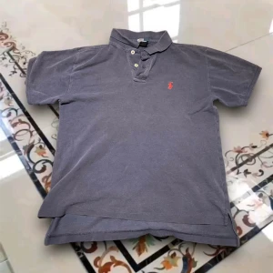 Polo Ralph Lauren pikétröja  - Använt men fint skick. Skriv om du har frågor! :) M i barnstolek. (14-16år)