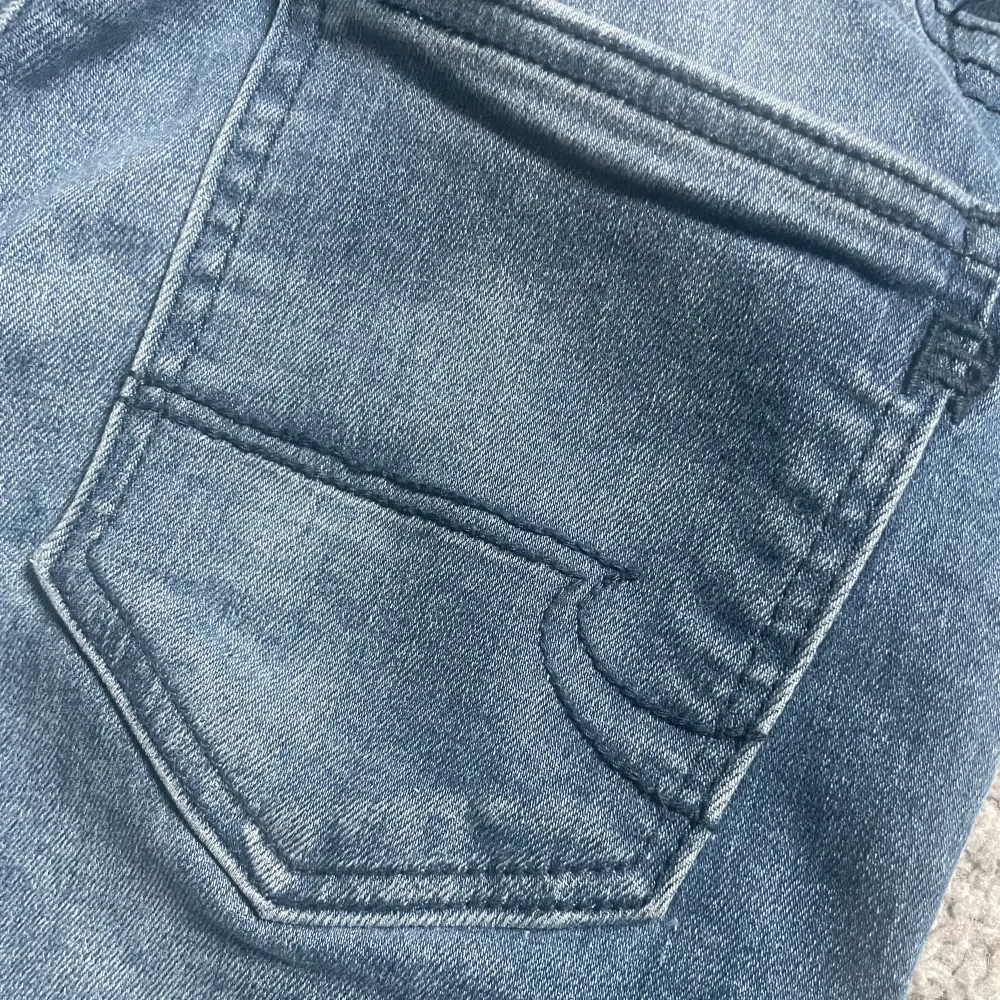 Bootcut jeans köpta på zalando. Bra skick, skriv för fler bilder eller frågor💕. Jeans & Byxor.