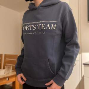 En snygg marinblå hoodie i storlek XS, den är köpt i England.  Den är använd och lite nopprig (därav priset) men annars har den inga defekter!   Pris går att diskuteras vid snabbköp! Tryck gärna på ”köp nu”! 💗