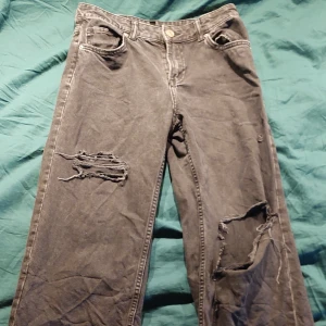 Jeans - Svarta/mörk gråa "baggy" jeans I S