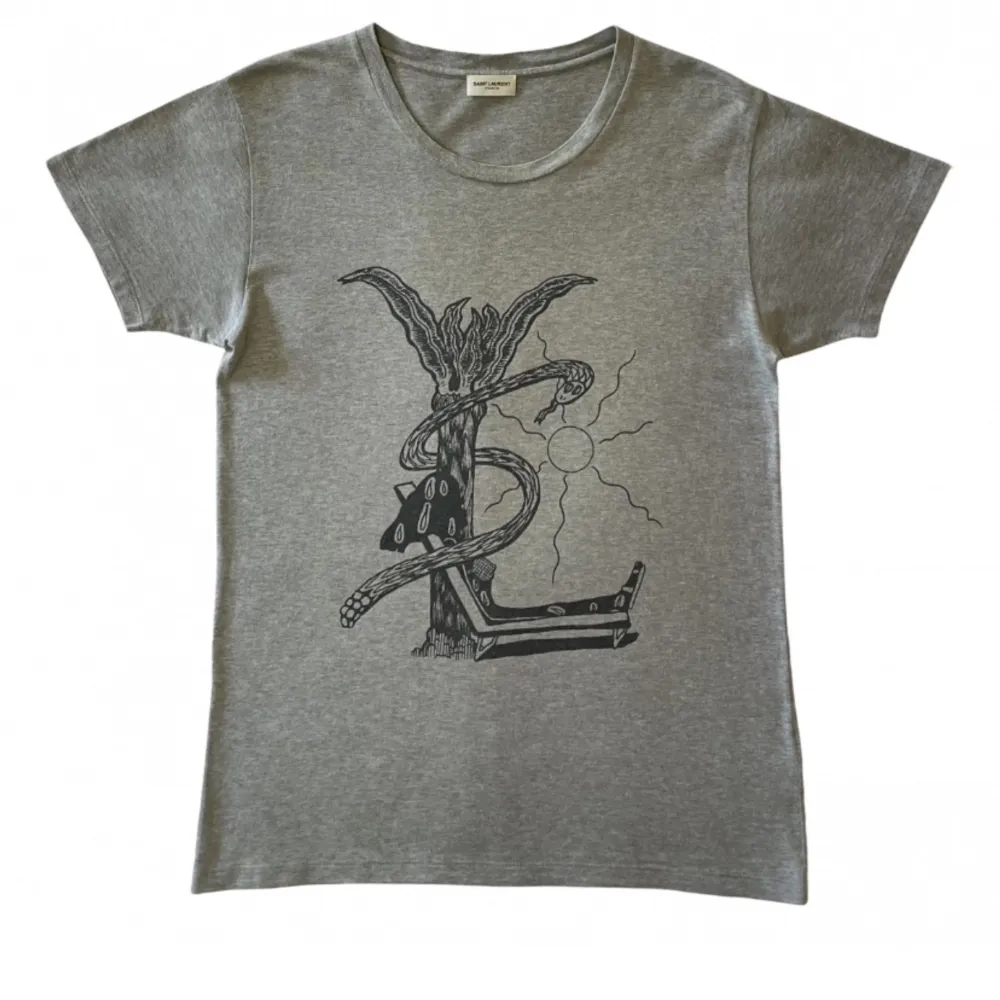 ”Saint Laurent Malibu t-shirt” | skick 9/10 | storlek XS men passar S | designer: Zane Renolds | tillverkas ej längre så väldigt sällsynt | pris: endast 1799kr! |  Skriv vid eventuella frågor eller funderingar. T-shirts.
