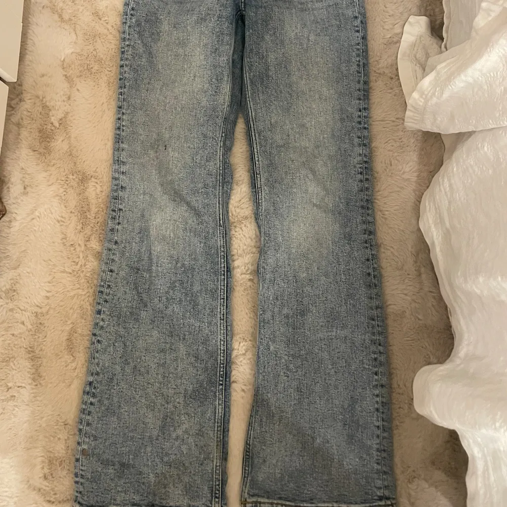 Oanvända jeans från monki i strl 25 säljer eftersom jag aldrig andvänder dem och dem tar plats. Ord pris 400kr !!!står ej för frakt!!!. Jeans & Byxor.