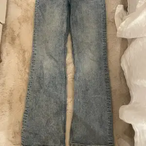 Oanvända jeans från monki i strl 25 säljer eftersom jag aldrig andvänder dem och dem tar plats. Ord pris 400kr !!!står ej för frakt!!!