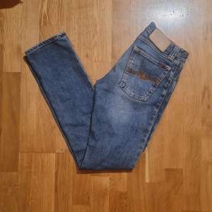 Säljer dessa jeans från nudie, bra skick. Storlek 26/32 men vet ej modellen, ser dock ut som en slim.