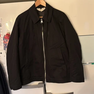 Arket Vårjacka - Skön arket jacka i svarta med snygg dragkedja till våren, i gott skick kan tänkas o gå ner i pris lite för en snabb deal!