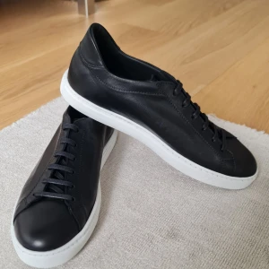 Sneakers i läder från Monja - Sneakers från Monja i läder, handtillverkade i Portugal. Premium kvalitet på lädern. Som nya, aldrig använda. Kommer med dastbag. 