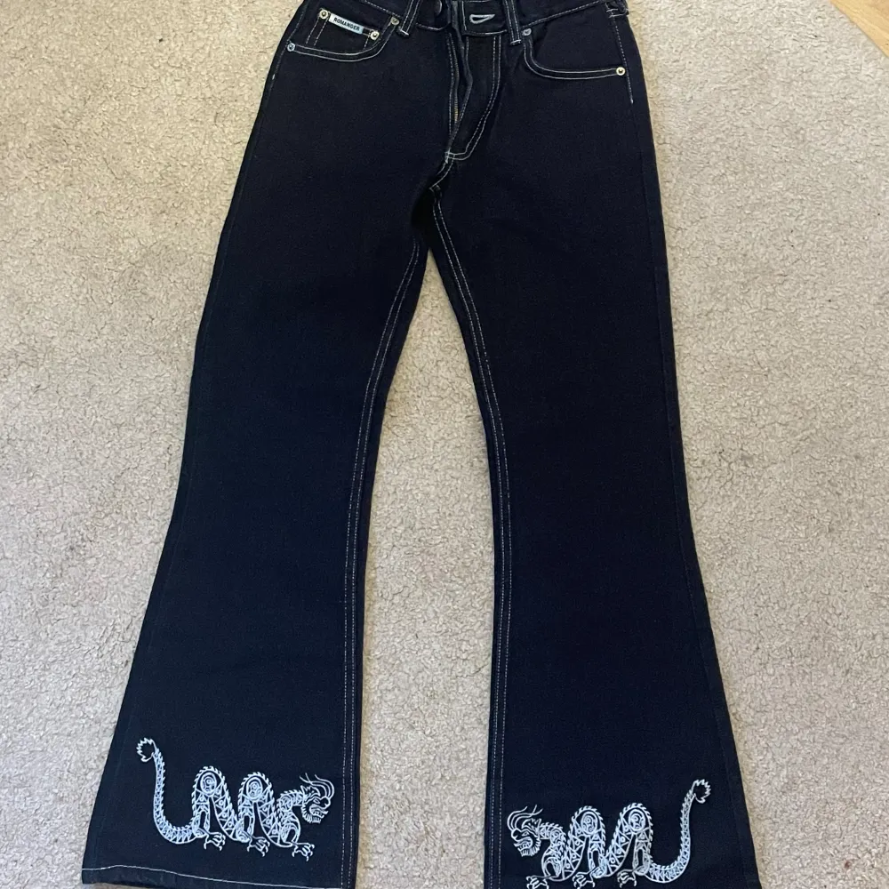 Ett par coola jeans, köpte de på Vinted men aldrig använda💓säljer pågrund av att de var väldigt små på mig. Längden på byxorna är runt 103 cm och midja är runt 64cm. Jag brukar ofta ha runt S-M på byxor och dessa var väldigt små, så kanske runt XS💓🫶. Jeans & Byxor.