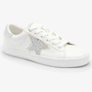 Säljer mina vita sneakers från zalando då dem inte kommer till användning längre. Med tanke på att dem ej är i nyskick, och at jag förmodligen annars hade slängt dem så är priset väldigt lågt💓