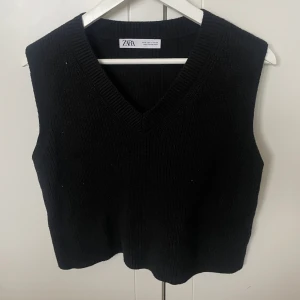 Väst - Svart väst som inte kommer till användning.