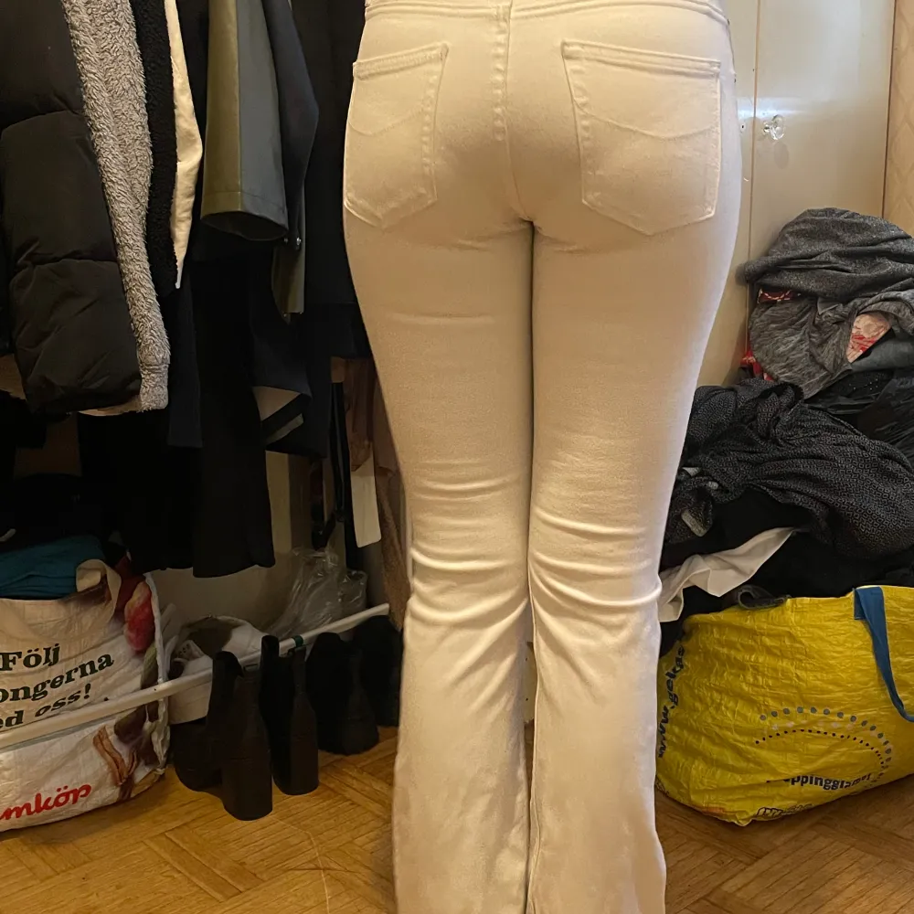 Hejsan jag säljer mina vita lowrise bootcut jeans. Köparen står för frakten. Stilen är janice. Fit =slim i waisten är den 27 och längden är den 34. Jeans & Byxor.