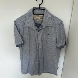 Skjorta - Hej Säljer min skjorta på grund av att jag inte använder den