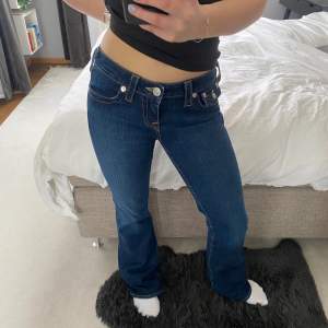 Skitsnygga low waist jeans från true religion som jag köpte för något år sedan. Dom är lite långa på mig som är 162 cm. Storleken motsvarar 36/38 skulle jag säga. Priset går att diskutera men ett par nya ligger runt 1200💗