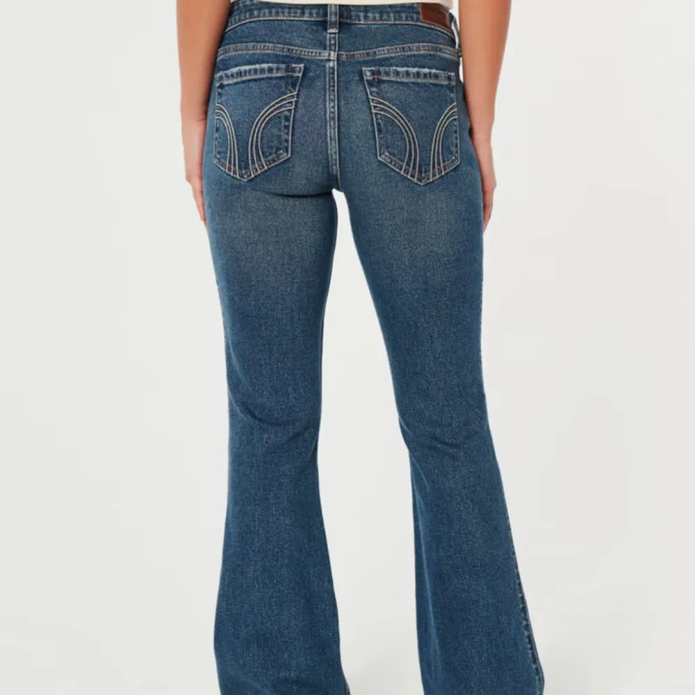 Skit snygga lågmidjade jeans från hollister, (slutsålda!! Så bilden från hemsidan är ej exakt samma färg som säljs) knappt använda. De är stretchiga så passar olika storlekar och formar ens kropp så fint😍Skriv för fler bilder eller frågor!. Jeans & Byxor.