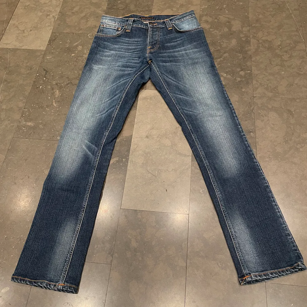 Säljer ett par riktigt snygga Nudie Jeans i modellen Grim Tim. Stl W31:L32. Helt nya bara tags som är borttagna. Nypris 1599, mitt pris 649kr! Bara höra av dig vid minsta fundering.  Mvh Monarchmaison. Jeans & Byxor.