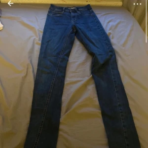 Mörk blåa jeans  - Mörk blåa jeans 