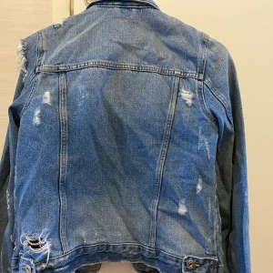 Jeans jacka  - Använd flera gånger men fortfarande i utmärkt skick. 