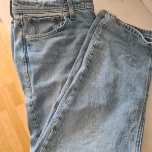 Ljusa jeans jack&jones loose fit  - Fina ljusa jeans från jack & jones modell chris . Gott skick .  W 34 l 30