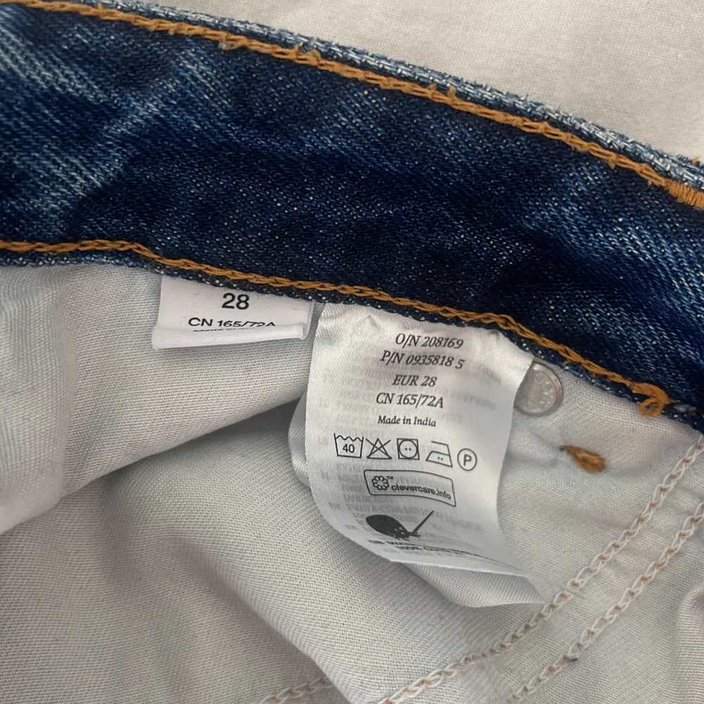 Blåa monki jeans storlek 28. Passar som M . Jeans & Byxor.