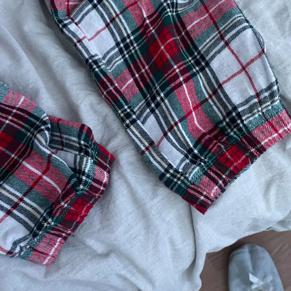 Säljer dessa pyjamasbyxor från Cubus! Jättesköna,, säljer dem då jag rensar bland mina kläder och jag använder inte dem. Kontakta mig för fler bilder eller frågor 🩵kolla gärna på mina andra annonser 🩵. Jeans & Byxor.