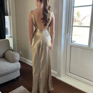 Balklänning med bar rygg💞   - Super fin guld/champangefärgad balklänning från asos 🩷     Jätte bra skick, inga defekter 💞  Använd en gång