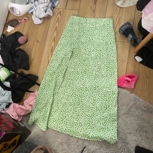 Kjol  - Säljer denna snygga kjol ifrån Shein i storlek XS